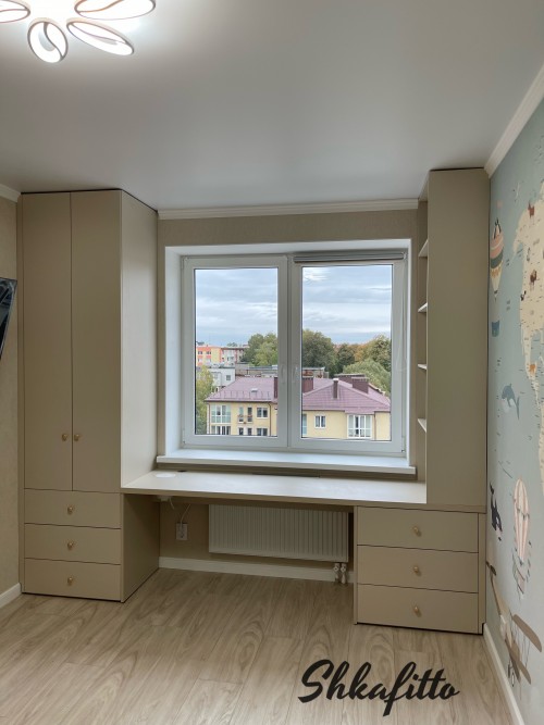 Рабочая зона у окна Холодный Бежевый