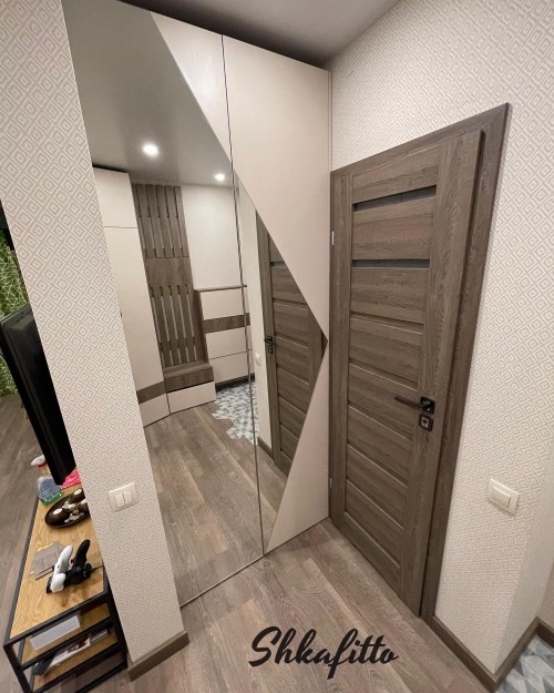 Шкаф с треугольными зеркалами