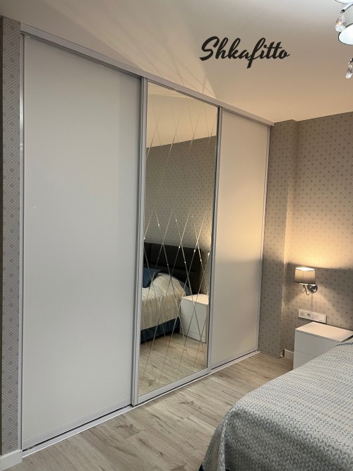 Шкаф в спальню с рефленным зеркалом