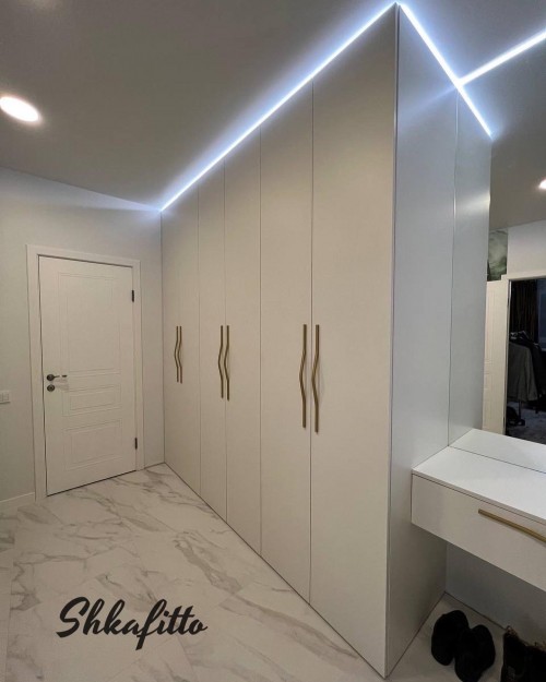 Шкаф с контурной подсветкой